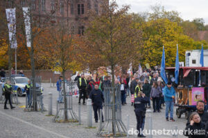 Der Demonstrationszug setzt sich in Bewegung. Am Lautsprecherwagen klebt ein Schild »SCHÜTZT UNSERE KINDER VOR DER REGIERUNG«