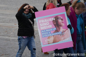 Mehrere DemoteilnehmerInnen trugen Schilder des christlich-fundamentalistischen Demo für Alle Netzwerks. Auf einem weiteren steht: »FRAUEN SIND MEHR ALS MAKE-UP, ROCK & STÖCKELSCHUHE«